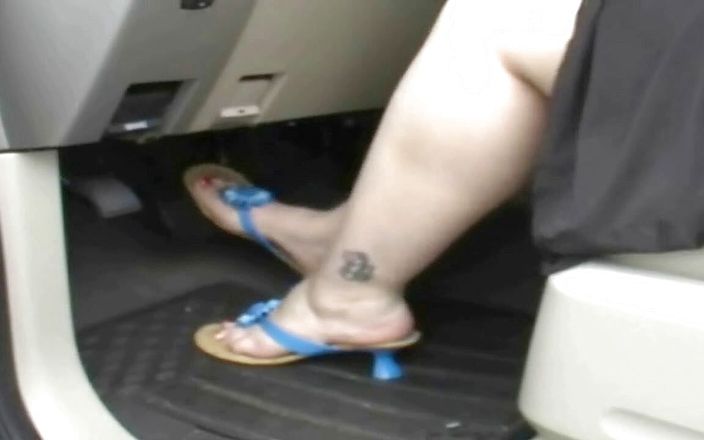 Sexy Amateurz: Couving v autě na vysokých podpatcích