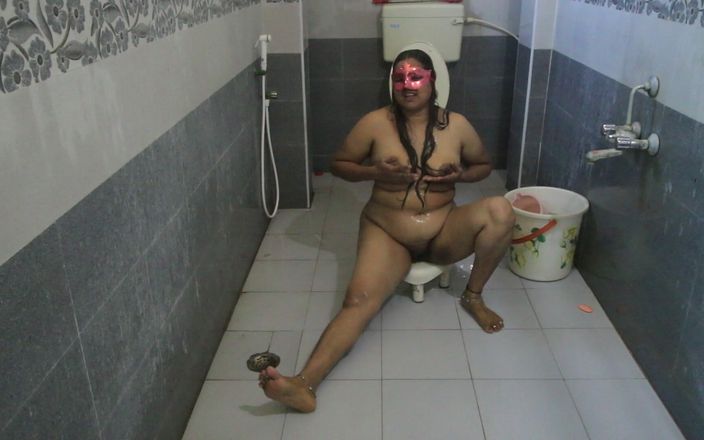 Desi Homemade Videos: Pembantu India Selatan membersihkan kamar mandi dan kamera mandi