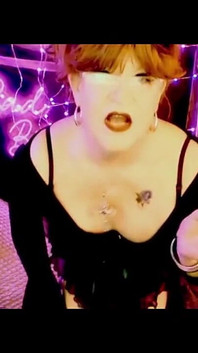 3 klip sigara içiyor ve soyunuyor