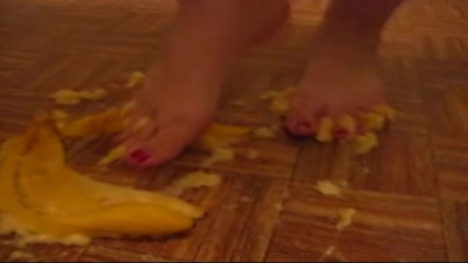 Sexy Amateurz: Menghancurkan kaki untuk pisang