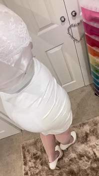 Diosa de tacones blancos de satén blanco