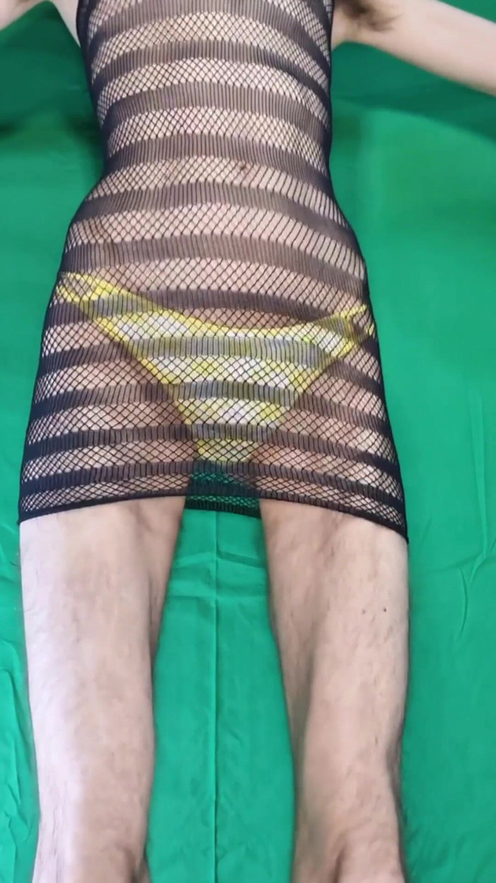 HeIsSooThin: Gelber plaidischer tanga und netzkleid