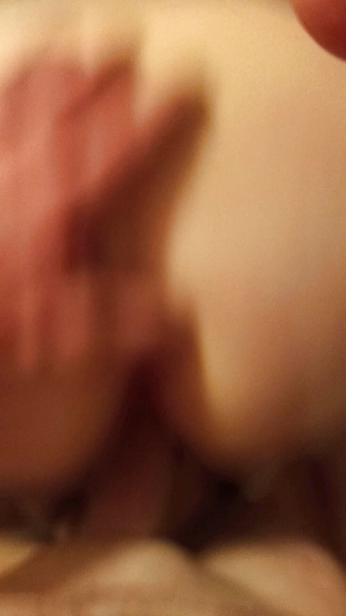 Kinkyfuncpl: Chico, ella seguro le gusta deslizar ese coño húmedo y...