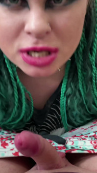 La mia ragazza rock con i dreadlocks succhia profondamente in ginocchio e ingoia sperma