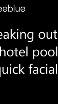 Buitenshuis pijpen en klaarkomen in het gezicht in het zwembad van het hotel