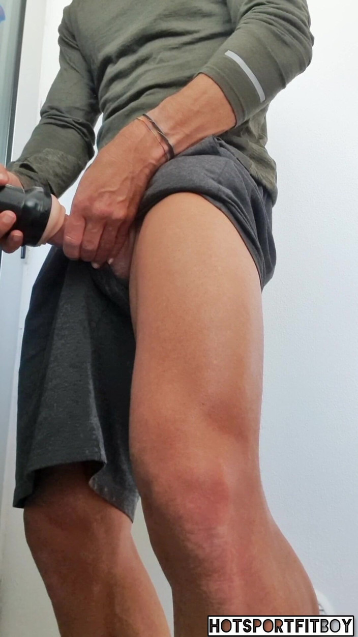 Hotsportfitboy: Ризикована мастурбація у вікна призводить до камшоту всередину штучної плоті