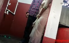 गांव की पत्नी बाथरूम सेक्स में चुदाई करती है