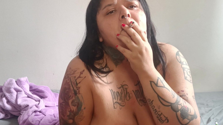 Mary Jhuana: İri güzel kadın duman fetişi: bakış açısıyla şehvetli bornoz azdırıyor