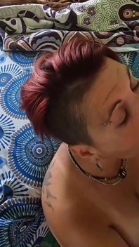 Blowjob dengan fingering anal dan makan tortilla dengan banyak air mani disebarkan di atasnya