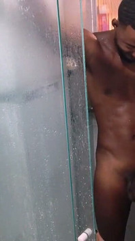 Seks di shower, penis hitam besar dalam bentuk trans
