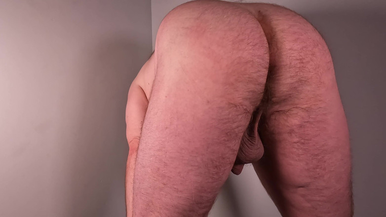 The Perfect Cock: Medvěd se ráno protáhne zezadu, aby odhalil velké koule, péro...