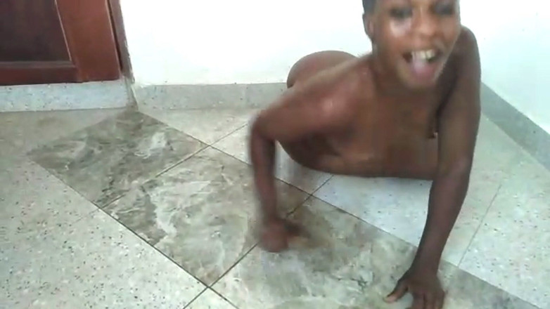 African Beauties: milf(चोदने लायक मम्मी) अपने पेशाब की पुनर्चक्रण कर रही है