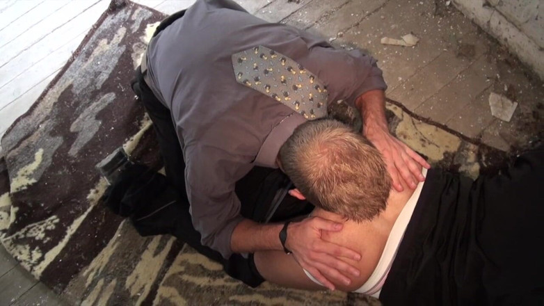 Gaybareback: Prosty pracownik pieprzy dziwkę w jockstrap podczas przerwy w pracy