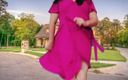 Ladyboy Kitty: Pe stradă, femeie îmbrăcată sexy, dansând