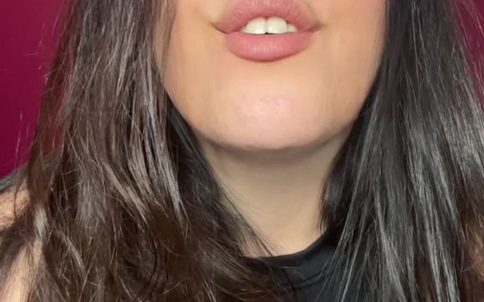 Young_strawberry: Stoute milf smeekt om sperma en speelt ermee