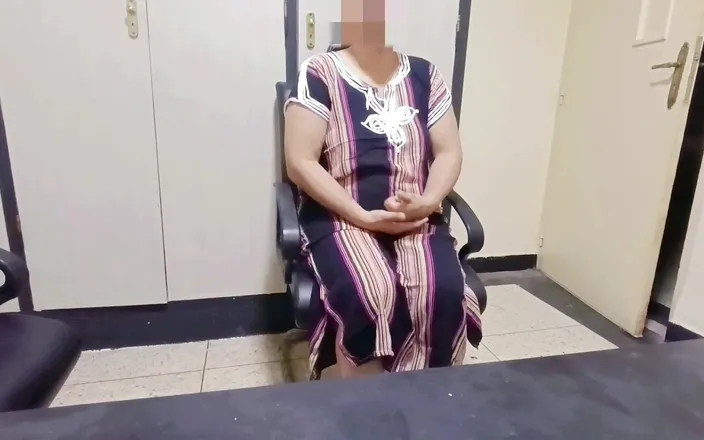 BBW LATINA: El nuevo empleado de grandes tetas recibe una buena cogida...