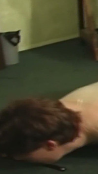 Une MILF brune dominante enroule son esclave