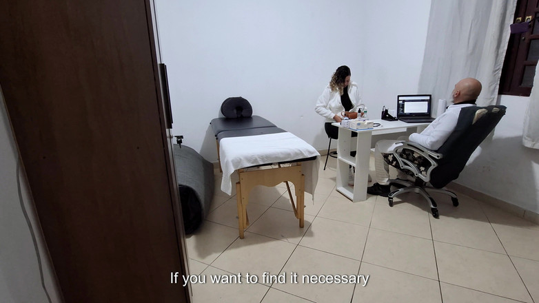 Gabi SweetCouplesStories: El paciente es tocado por un proctólogo durante el examen...