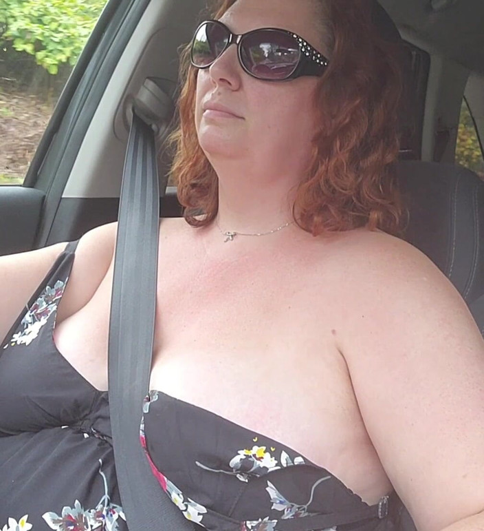 Dainty Deviant: Пишна гаряча матуся їде по місту і будує топлес і грає з великими натуральними цицьками та сосками