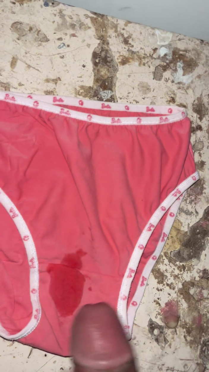 Cumlover35804: Üvey kız kardeşimin pembe külotunda döl döktüm