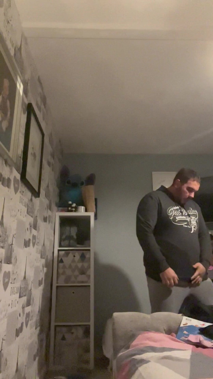 Shaun Cbt: Escravidão de pau e bola com crossdress para sair