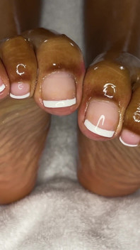 MILF esfrega óleo em todos os seus pés franceses de pedicure