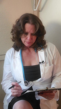 Escena completa! Una sexy madura milf médica examina a un joven y su polla curva