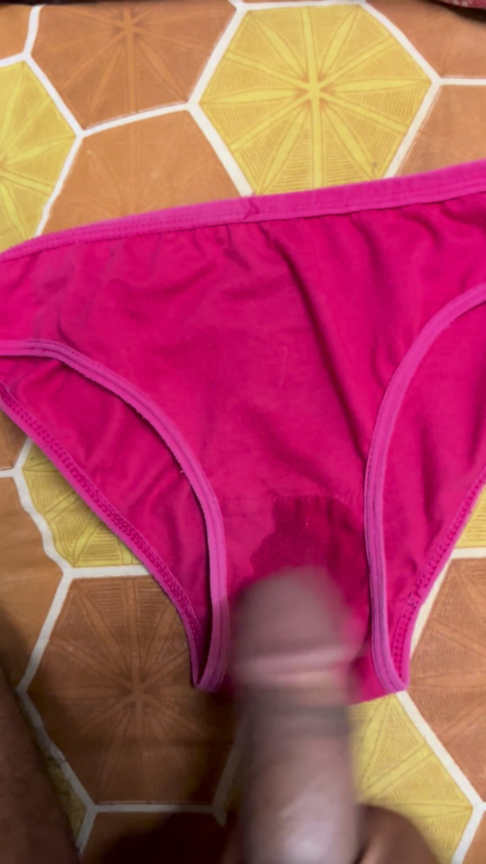 Cumlover35804: Червоне нюхання моєї колишньої дівчини Шрея та сперма в трусиках