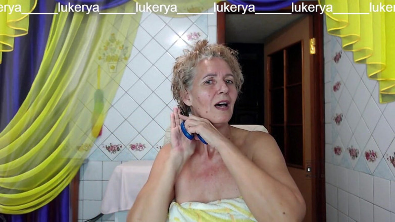 Lukerya: Jak si Lukerya stříhá vlasy během online chatu