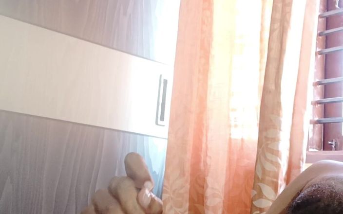 HornyHunk: Öl meinen schwanz ein und masturbiere mit höschen und bh...