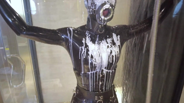 Aisan girl bondage: Mz20 - дівчина в латексному одязі замкнена в скляній кімнаті
