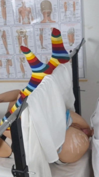 Fată pentru prima dată la ginecolog.