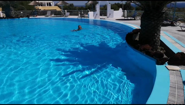 Erotic Tanya: jab main pool men aaraam karta hoon to najrandaaj kar...