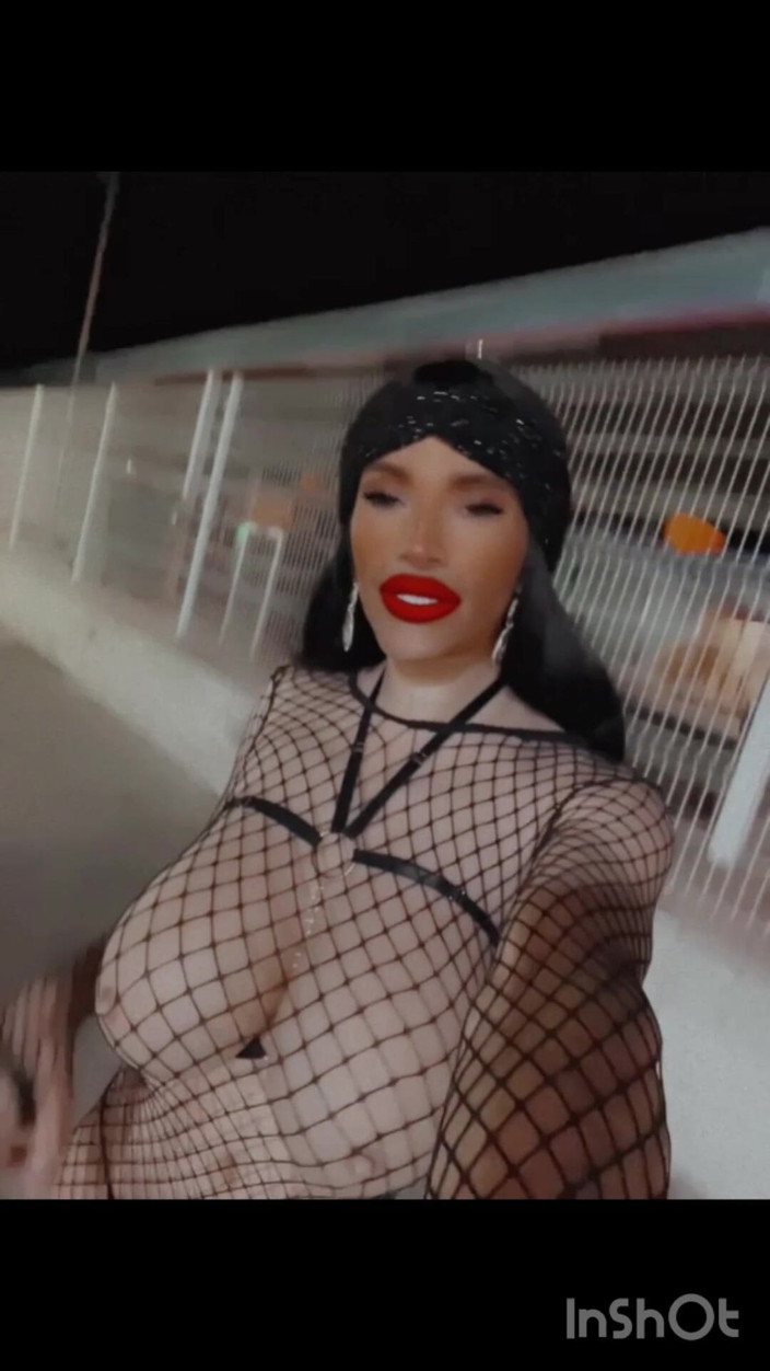 Sissy Slut Brianna: Kéo nó lên cho tôi và bắt đầu mút... Đừng dừng lại...