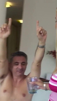 Une blonde fait essayer ses esclaves de sa pisse