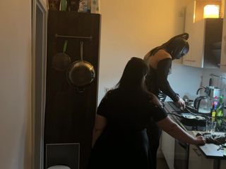 DOMINATRIX6: Fetiş çatı katları tv kölesi ile yemek pişirme seansı bölüm 3-4.