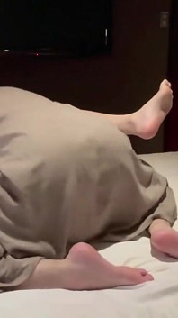 Quiet glasses girl - un massage simple se transforme en moment privé filmé