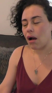 Soția sexy, dulce și crud, distruge ego-ul soțului încornorat