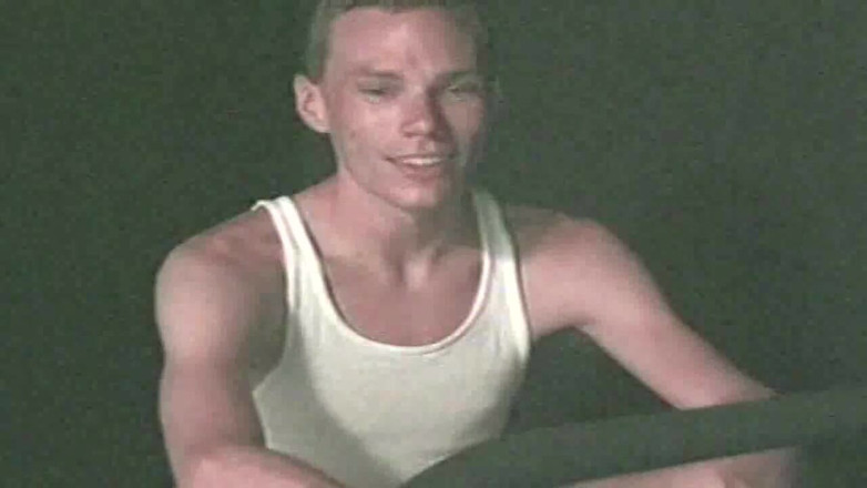 Gaybareback: This guy can suck himself