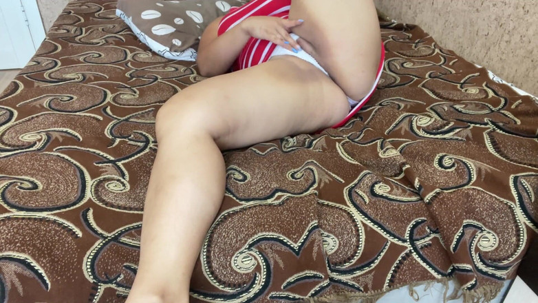 Lux Eva: Milf acaricia sus agujeros a través de sus bragas blancas