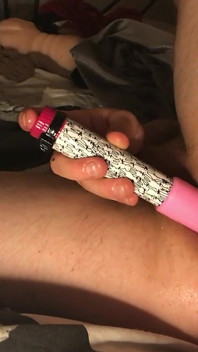 Pantat bahenol cewek ini didobel penetrasi pakai vibrator sampai muncrat