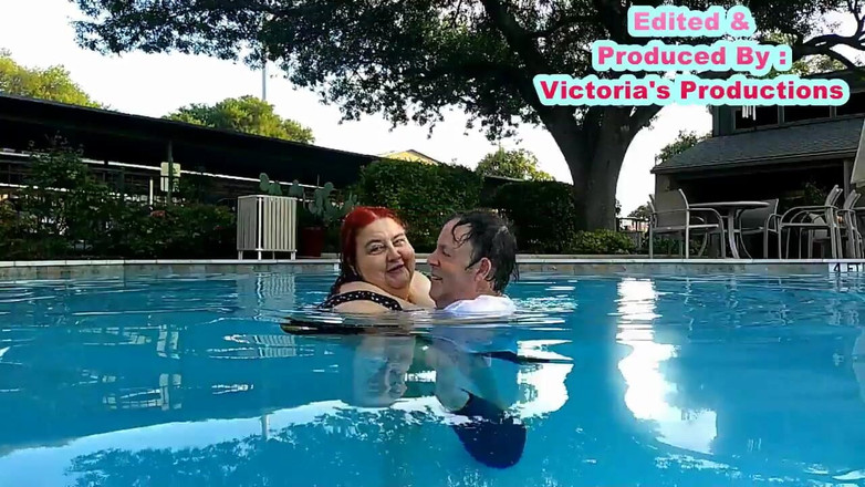 BBW nurse Vicki adventures with friends: 护士vicki和英俊的哈利在游泳池里接吻很有趣！