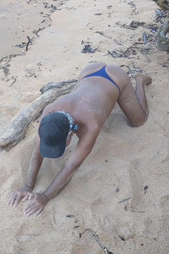 Ladysilvas: Ladysilva en la playa bronceando su culo caliente en bikini...