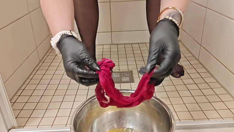 Lady Lena XXX: Glisser /latex /pisser Dans La Culotte/bol /jeux De Pisser Mouillée/sale/pisser