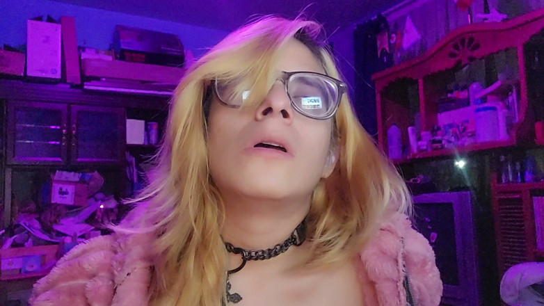 Crystal Phoenix: Sissy indossa una collana sessuale in chiesa Asmr