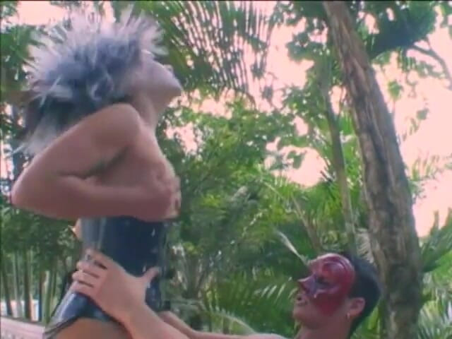 Fuck me Hard: 大量化妆的荡妇在她紧致的粉红色屄里被狠操