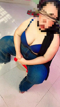 Muslimische araberin, süßes bBW heißes college-mädchen zieht einfach ihr college-kleid aus & oben ohne knackarsch-fetisch mit riesigen möpsen spielen