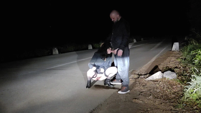 Toilet Mommy: Bu yaşlı sürtük yolda yapmayı seviyor