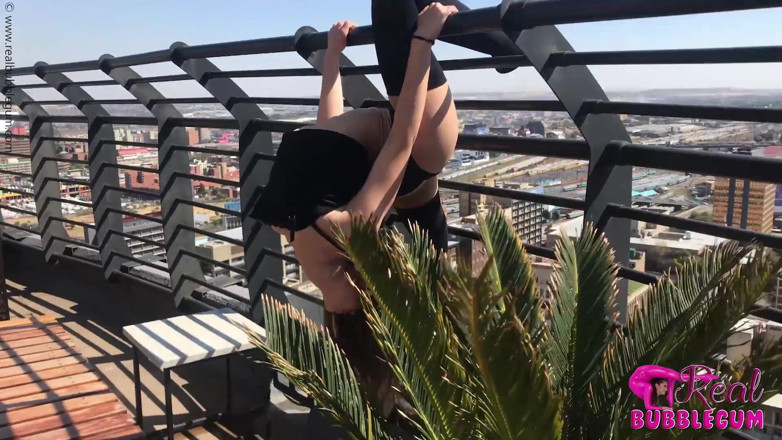 Gymrotic: นางแบบ Contortion เซ็กซี่แหกหีนอกอาคาร