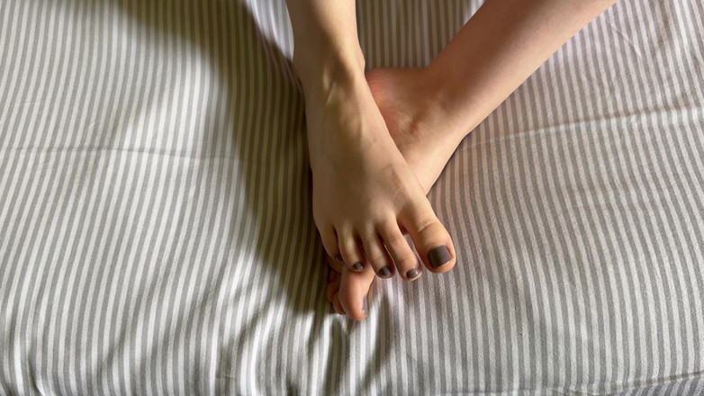 Gloria Gimson: Meesteres masst voeten met voetverzorgingscrème in solo - video voor voetfetisjliefhebbers